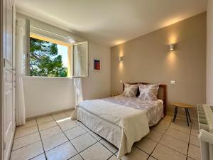 胡安莱潘Villa Marinette的一间卧室设有一张床和一个窗口