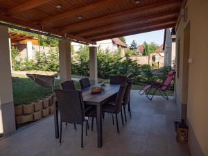 福纽德Martour-ház的庭院配有木桌和椅子。