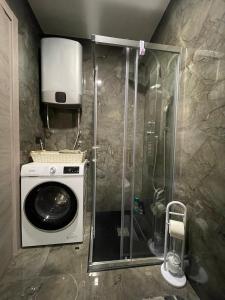 斯普利特Lavanda 2的浴室内配有淋浴和洗衣机。