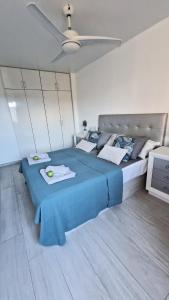 美洲海滩Torres Del Sol Luxury Las Americas的一间卧室设有蓝色的床和天花板