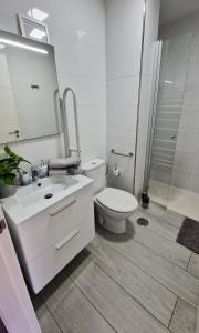 美洲海滩Torres Del Sol Luxury Las Americas的白色的浴室设有卫生间和淋浴。