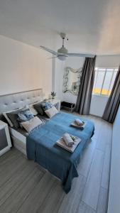 美洲海滩Torres Del Sol Luxury Las Americas的一间卧室配有一张大床和两条毛巾