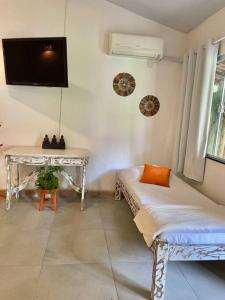 尼泰罗伊Casa Bali 1 2 3的客房设有桌子、床和书桌。