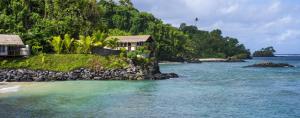 奥法加Seabreeze Resort Samoa – Exclusively for Adults的水中的一个岛上的度假胜地
