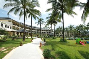 蔻立Khaolak Orchid Beach Resort - SHA Extra Plus的一座拥有棕榈树和消防栓的度假建筑