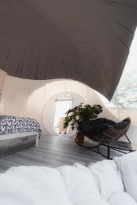 皮诺斯赫尼尔Fuente del Lobo Glamping & Bungalows - Adults Only的客厅配有沙发和椅子