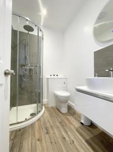 克里基厄斯Môr Heli Guest House Criccieth的带淋浴、卫生间和盥洗盆的浴室