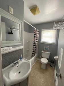 蒙克顿奥贝格雷斯特维汽车旅馆的浴室配有白色水槽和卫生间。