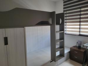比利亚努埃瓦-赫尔特鲁ESPIGALL的一间卧室配有双层床和窗户。