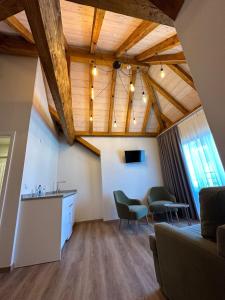 埃希特纳赫乐博斯蒂隆酒店的客厅设有木制天花板和绿色椅子