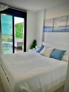 林孔-德拉维多利亚Rincón Idilia (Málaga).的一间卧室设有一张大床,享有海景