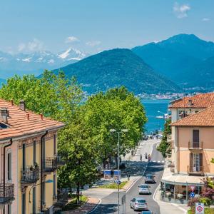 拉韦诺Labiena Lake Maggiore的享有小镇的街道景色