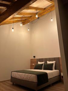 埃希特纳赫乐博斯蒂隆酒店的一间卧室配有一张天花板上灯床。