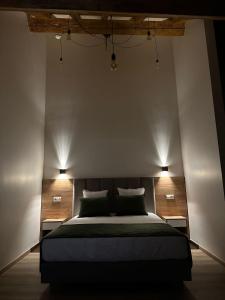 埃希特纳赫乐博斯蒂隆酒店的一间卧室配有一张大床,两盏灯