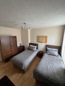 约维尔Yeovil Town Centre - Large 2 Bedroom Apt With Parking的一间卧室设有两张床和天花板