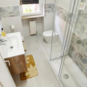 泰尔莫利Best Residence ****的带淋浴、盥洗盆和卫生间的浴室