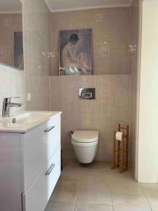 恰纳卡莱Bozcaada / Tenedos Ayana ve Midilli panoraması的浴室配有白色卫生间和盥洗盆。