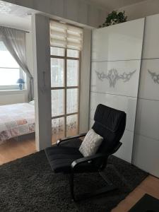 布拉迪斯拉发Apartment Sofia with terrace & parking的卧室的一张黑椅