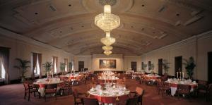 加尔各答欧贝罗伊大加尔各答酒店的宴会厅配有桌椅和吊灯