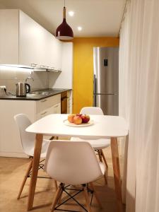 利耶帕亚Green leaf apartments的厨房里一张白桌子,上面有一盘水果