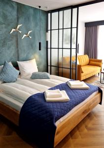 梅尔诺Lake View Mielno的一间卧室配有一张大床和两条毛巾