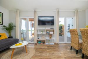 米欧纳Villa Oasis with private pool的带沙发和电视的客厅