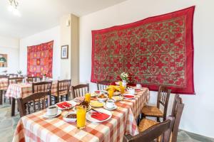 阿诺吉亚马里纳酒店的一间设有一张红色地毯的桌子的饭厅