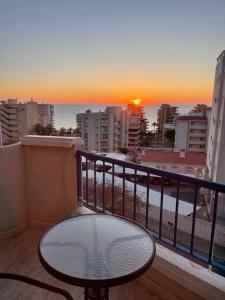 阿勒纳勒斯德尔索尔Sea-view 3-bedroom apartment near Alicante的海景阳台上的桌子