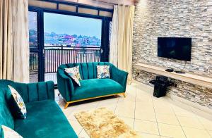 恩德培Trendy apartments的客厅配有绿色沙发和电视