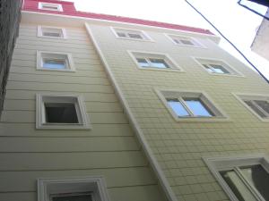 特拉布宗Downtown Merkez Suites的享有带窗户的大楼侧面景致