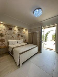 法萨诺Villa Luis的一间卧室设有一张床和石墙