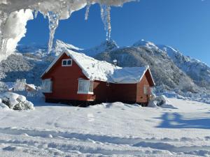 奇廉内瓦达斯Cabana Vista Nevada的雪上雪的红色房子