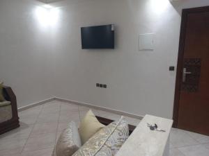 丹吉尔Rawan Appart的客厅配有沙发和墙上的电视