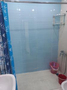 丹吉尔Rawan Appart的带淋浴和盥洗盆的浴室
