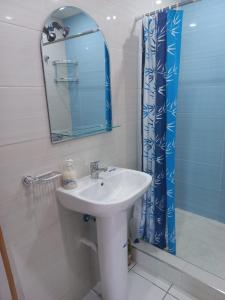 丹吉尔Rawan Appart的一间带水槽、镜子和淋浴的浴室