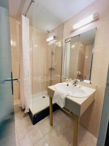 帕讷福莱斯特亚酒店的一间带水槽和淋浴的浴室