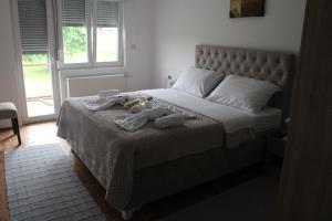 泰斯利奇Apartmani Ramonda的一间卧室配有一张大床和毛巾