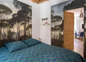卡西斯Appartement le Quai du Port Cassis parking clim的卧室配有一张床,墙上挂有绘画作品