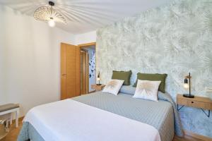 萨拉曼卡El rincón de Julia的卧室配有一张带两个枕头的大白色床