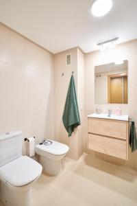萨拉曼卡El rincón de Julia的浴室配有白色卫生间和盥洗盆。