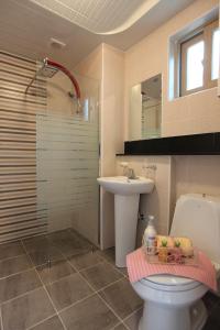 巨济Capri Hakdong Pension的浴室配有卫生间、盥洗盆和淋浴。