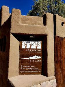 蒂尔卡拉Los tarcos Guest House LOFT TILCARA的罗塔罗托斯儿童庇护所的标志