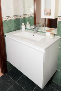 菲尼斯特雷VelayLi - Apartamento en el centro de Finisterre的白色的浴室设有水槽和镜子