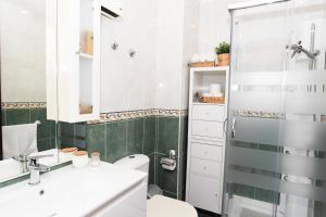 菲尼斯特雷VelayLi - Apartamento en el centro de Finisterre的带淋浴、卫生间和盥洗盆的浴室
