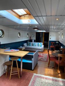 桑德维奇Dutch Barge, Fisherman's Wharf, Sandwich的客厅配有沙发和桌子