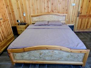 杰拉什atoom lodge的木床,带木墙的房间