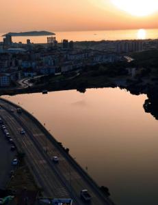 伊斯坦布尔Sea and lake view in Maltepe的享有河流和高速公路的城市美景