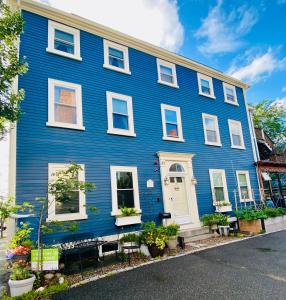 塞伦诺提斯特住宿加早餐旅馆的前面有长凳的蓝色房子