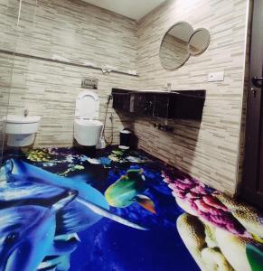 梅克内斯FEKRI HOTEL的浴室铺有美人鱼地板。