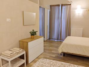 奥托纳Abruzzo Holiday的一间卧室配有一张床和一个装有植物的梳妆台